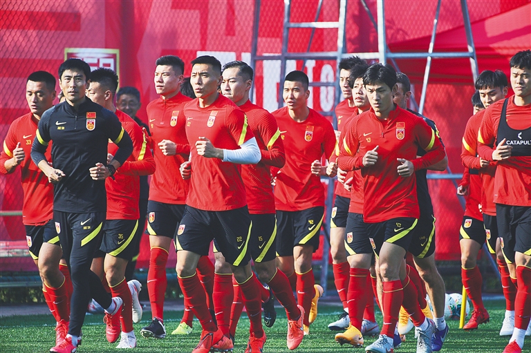 媒体人：张源或加盟某刚出售本土后腰的南方球队（据媒体人透露，张源可能加盟一支刚出售本土后腰的南方球队）