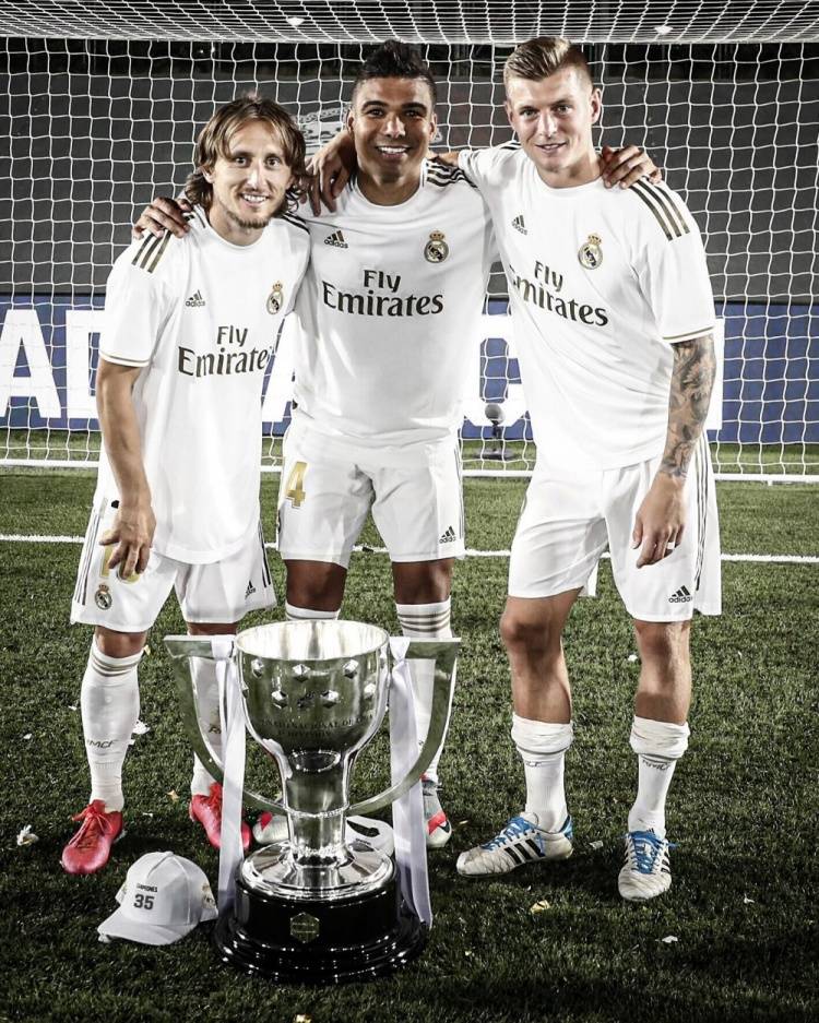 澳超半场：皮埃利亚斯染红，十人阿德莱德联暂2-1墨尔本城（澳超半场战报：皮埃利亚斯被罚下，少一人的阿德莱德联暂2-1领先墨尔本城）