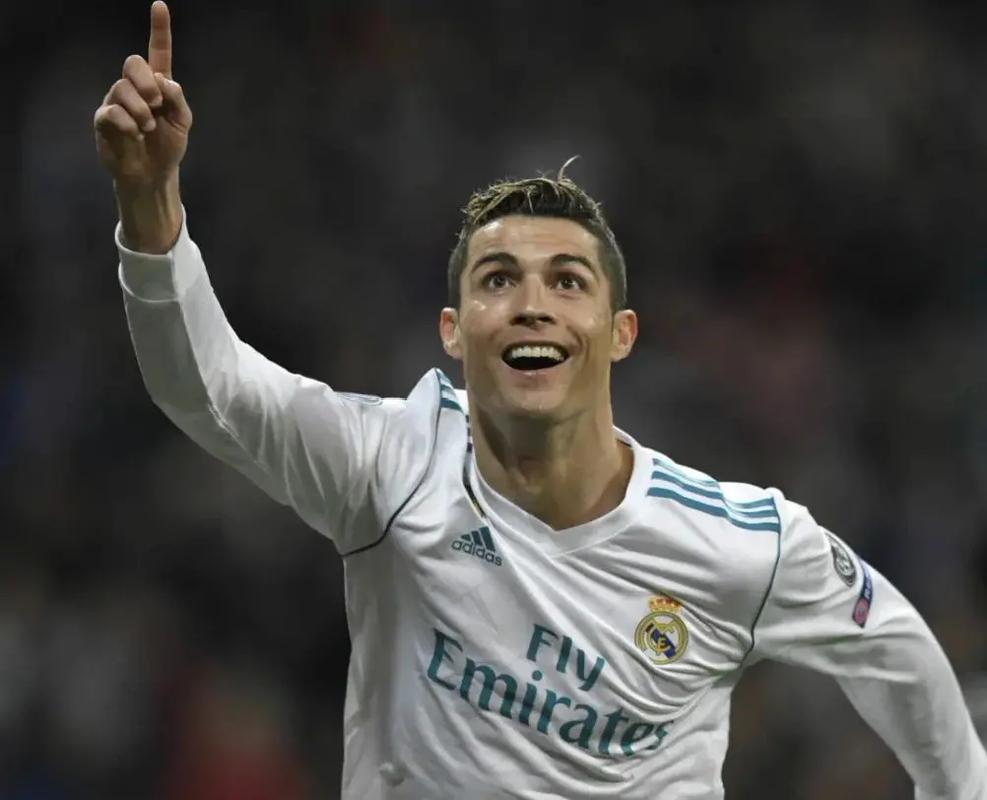 完美表现！哈维·西蒙斯半场传射建功，取得热刺生涯处子球