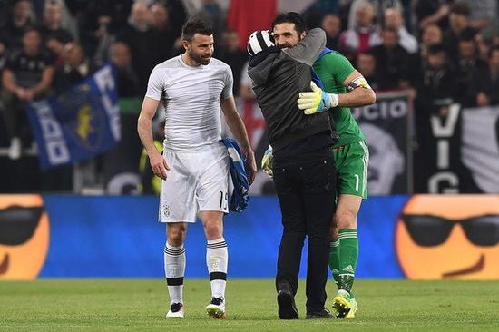 半场战报：纽卡斯尔联1-0毕尔巴鄂竞技，丹-伯恩破门