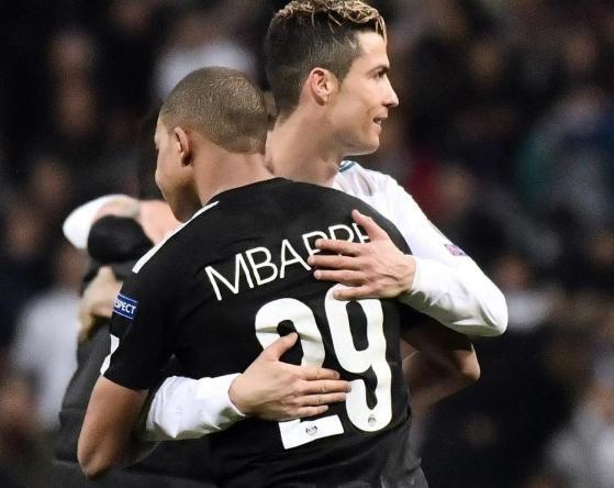 足球不会同情任何人（绿茵场从不怜悯任何人）