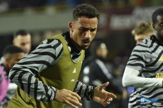 足球报：亚泰本赛季主要问题是资金不足，开局赛程也埋下伏笔（足球报：亚泰本季受困资金紧张，艰难开局赛程埋下隐患）